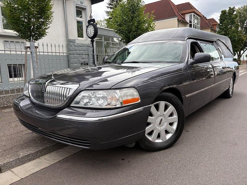 Schwarz Gebraucht 2005 Lincoln Town Car Kombi | 9.999 € - Bild 1/4