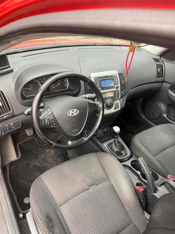 Gebraucht Hyundai i30 90 PS (66 kW) 2010 Rot Kombi