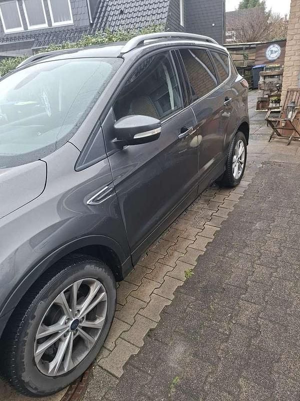 Gebraucht Ford Kuga Titanium 150 PS (110 kW) 2017 Grau SUV