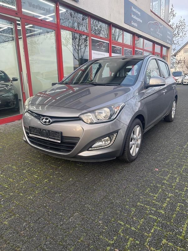 Grau Gebraucht 2014 Hyundai i20 Kleinwagen | 3.990 € (Guter Preis) - Bild 1/4