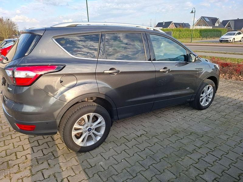 Gebraucht Ford Kuga Titanium 182 PS (133 kW) 2017 Grau SUV