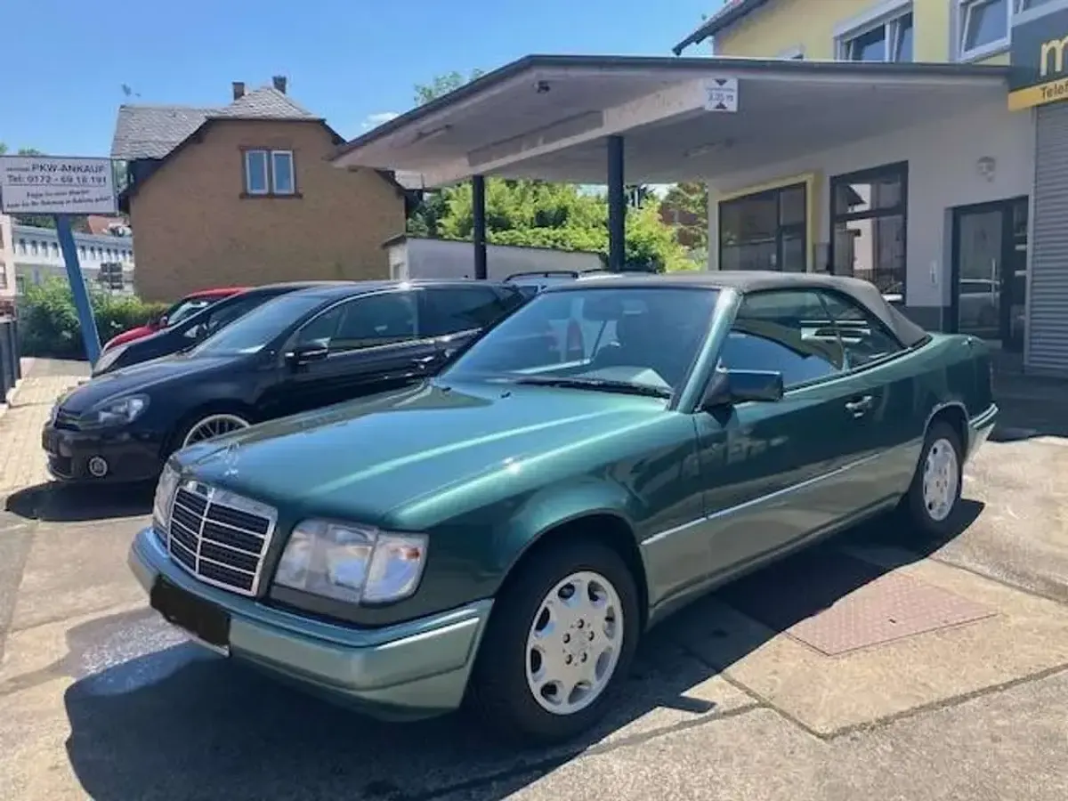Gebraucht Mercedes E220 150 PS (110 kW) 1993 Malachitgrün Cabrio