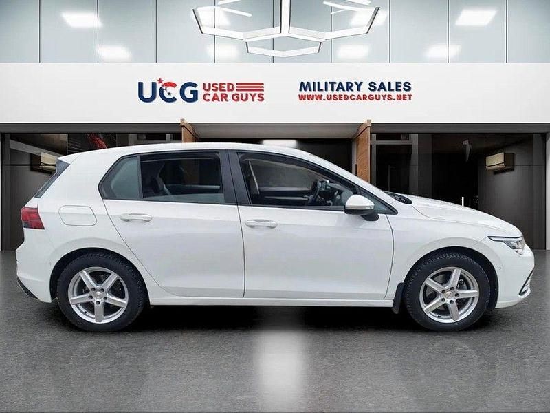 Używany VW Golf VIII Active 131 KM (96 kW) 2022 Biały Sedan/Limuzyna
