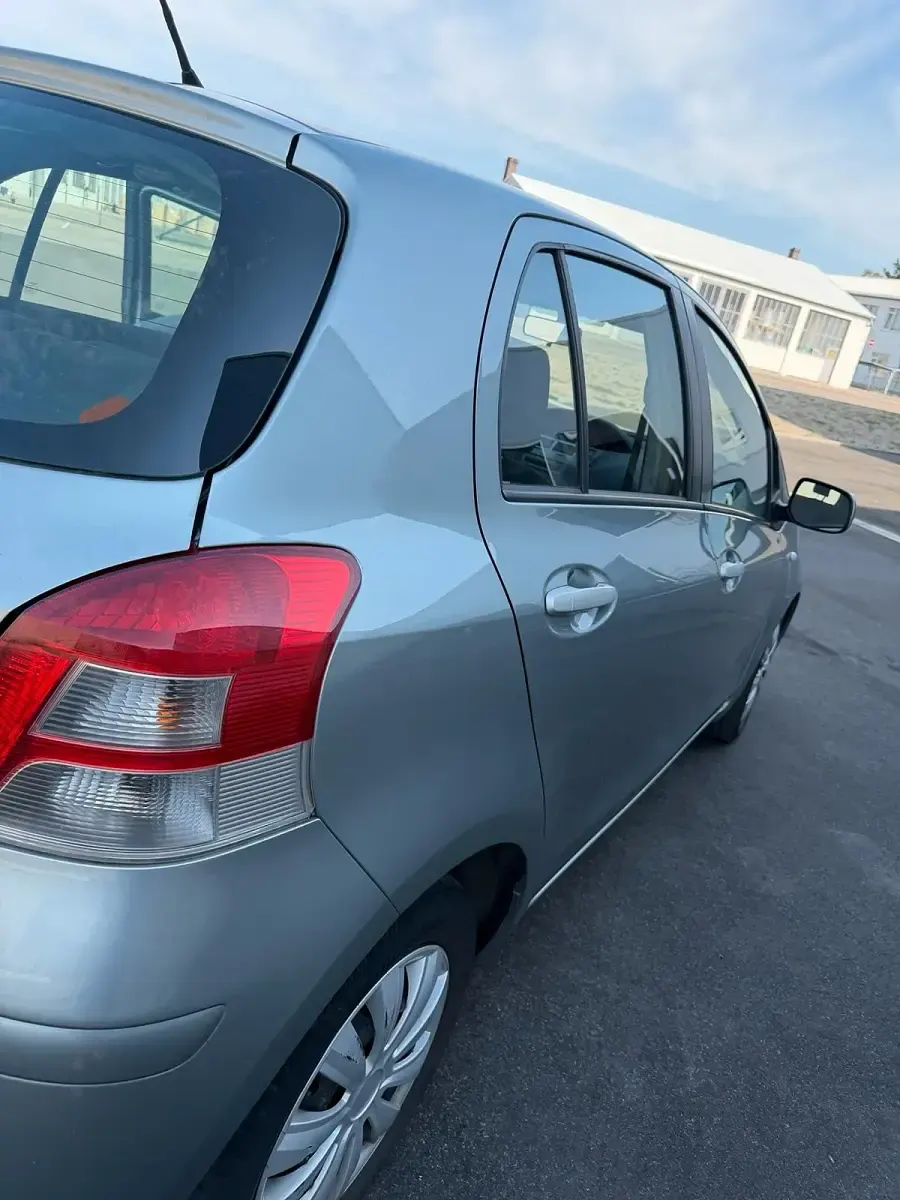 Gebraucht Toyota Yaris 90 PS (66 kW) 2011 Grau Kleinwagen