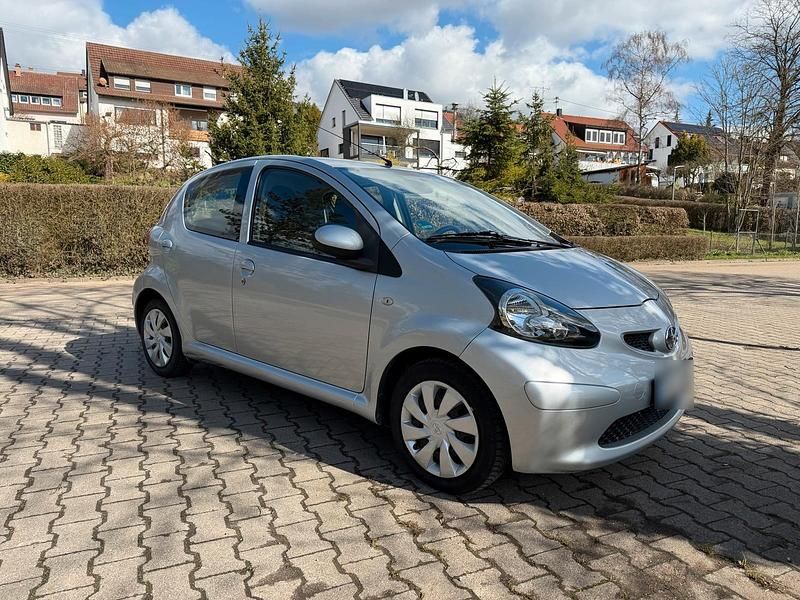 Gebraucht Toyota Aygo 68 PS (50 kW) 2007 Silber Kleinwagen