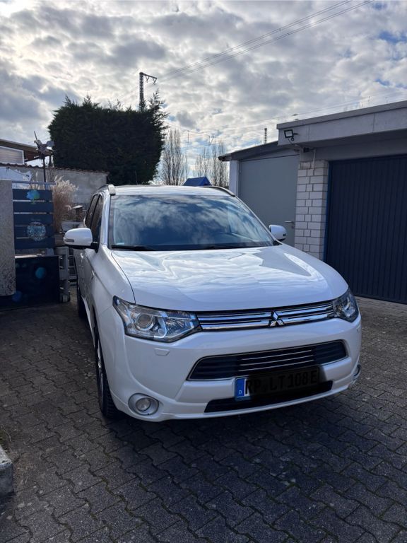 Weiß Gebraucht 2015 Mitsubishi Outlander P-HEV SUV | 15.499 € (Fairer Preis) - Bild 1/4