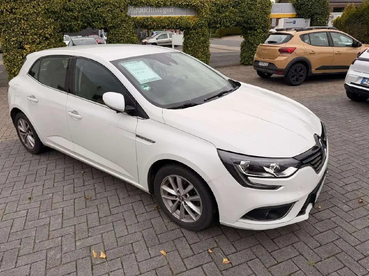 Gebraucht Renault Mégane Intens 131 PS (96 kW) 2017 Weiss "nacre" Limousine