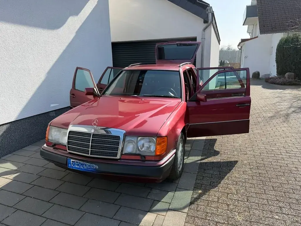 Gebraucht Mercedes 230 132 PS (97 kW) 1992 Rot Limousine