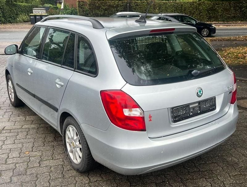 Gebraucht Skoda Fabia Ambiente 90 PS (66 kW) 2012 Grau Kleinwagen