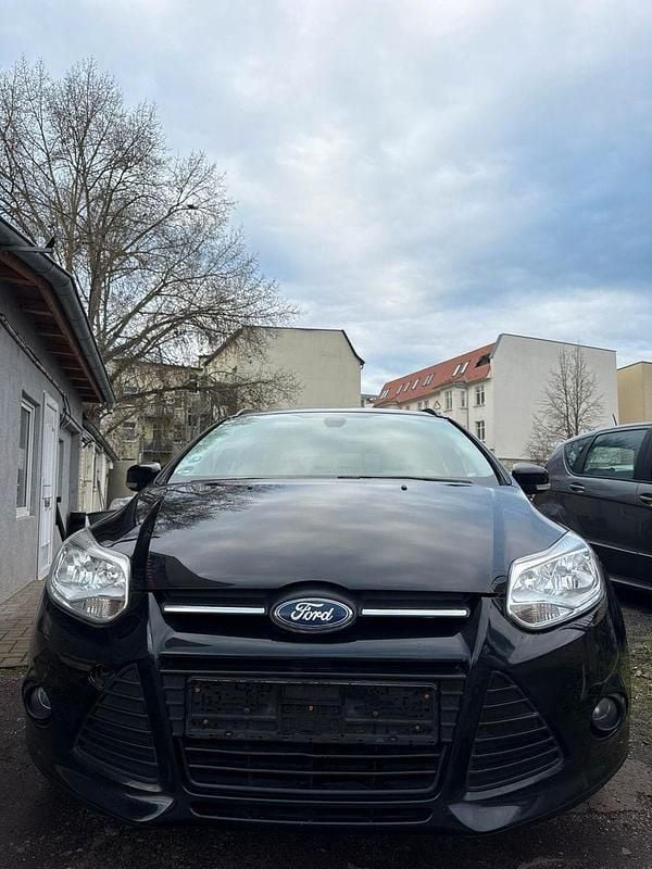 Gebraucht Ford Focus Trend 140 PS (102 kW) 2013 Schwarz Kombi