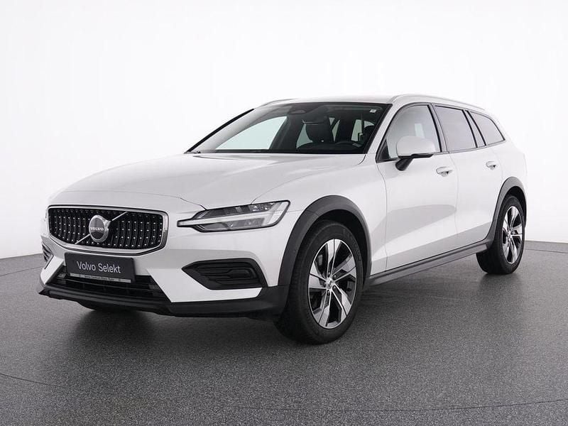 Gebraucht Volvo V60 CC Plus 197 PS (144 kW) 2023 Weiss crystal white pearl / me Kombi