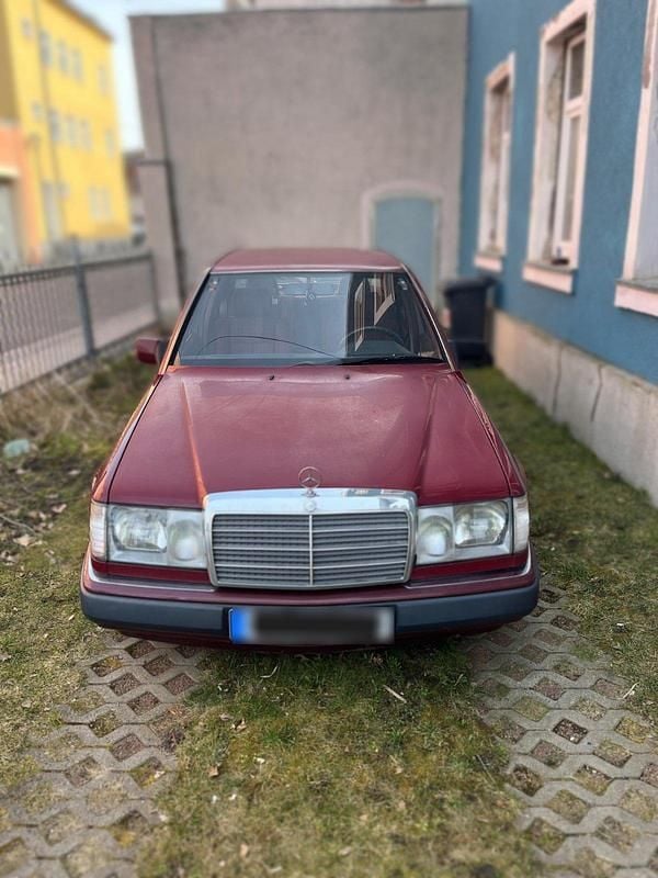 Gebraucht Mercedes E220 150 PS (110 kW) 1992 Rot Limousine