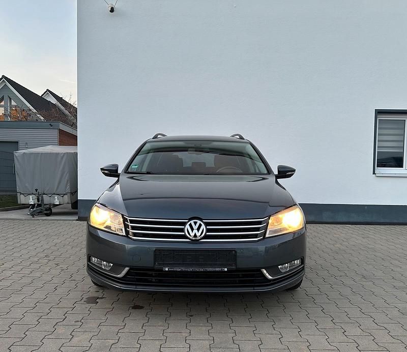 Second-hand VW Passat Highline 122 CP (89 kW) 2011 Gri Break
