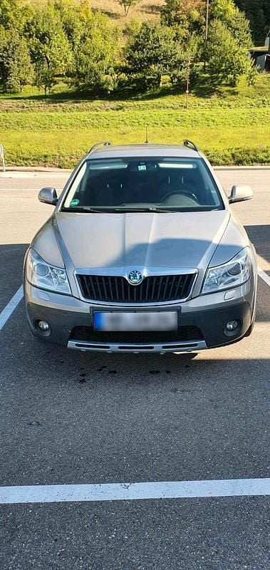 Gelb Gebraucht 2013 Skoda Octavia Scout Kombi | 7.900 € (Teuer) - Bild 1/4