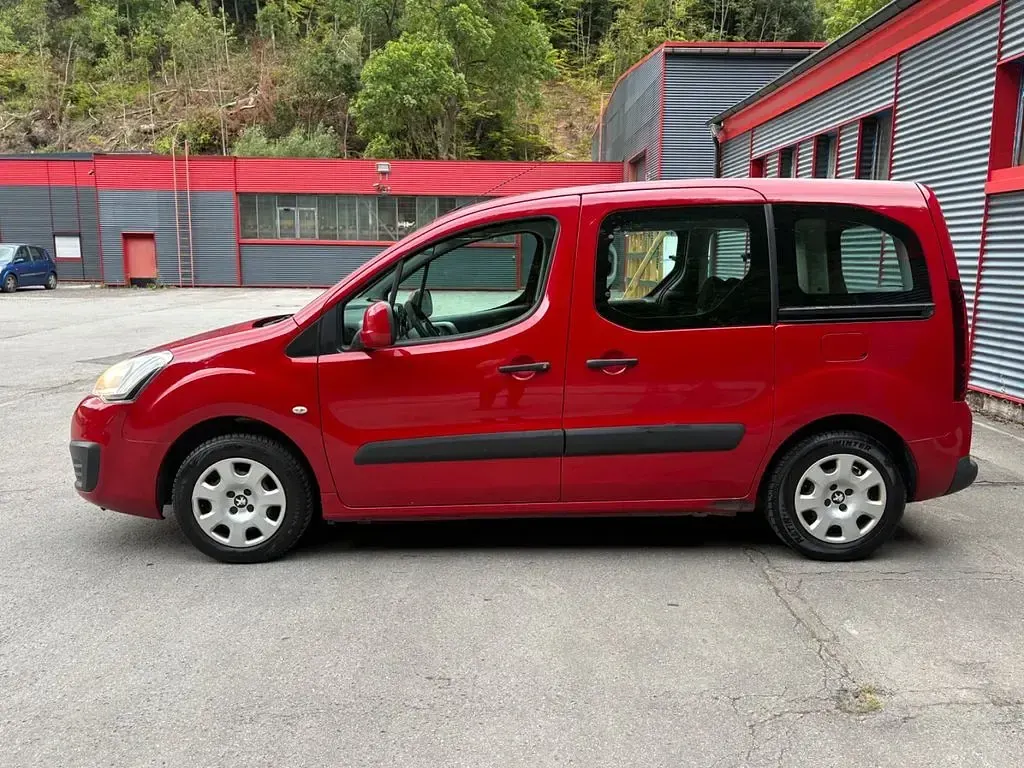 Gebraucht Peugeot Partner Tepee Active 99 PS (72 kW) 2016 Rot Van / Kleinbus