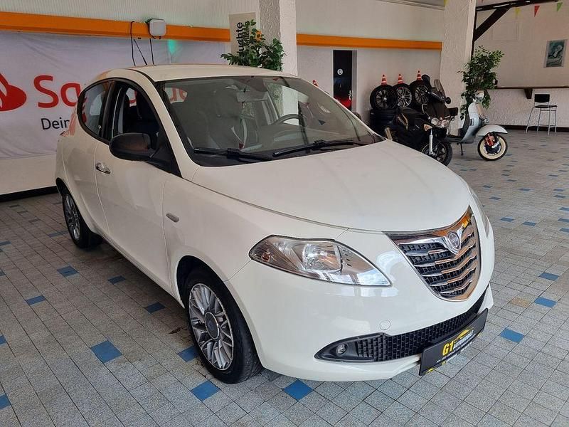 Gebraucht Lancia Ypsilon 95 PS (69 kW) 2012 Weiß Kleinwagen