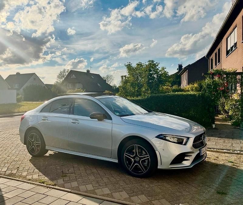 Silber Gebraucht 2022 Mercedes A250 AMG Limousine | 29.000 € (Fairer Preis) - Bild 1/4