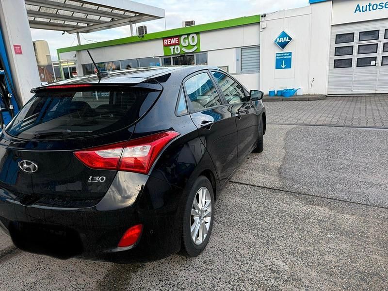 Gebraucht Hyundai i30 Classic 99 PS (72 kW) 2012 Schwarz Kleinwagen