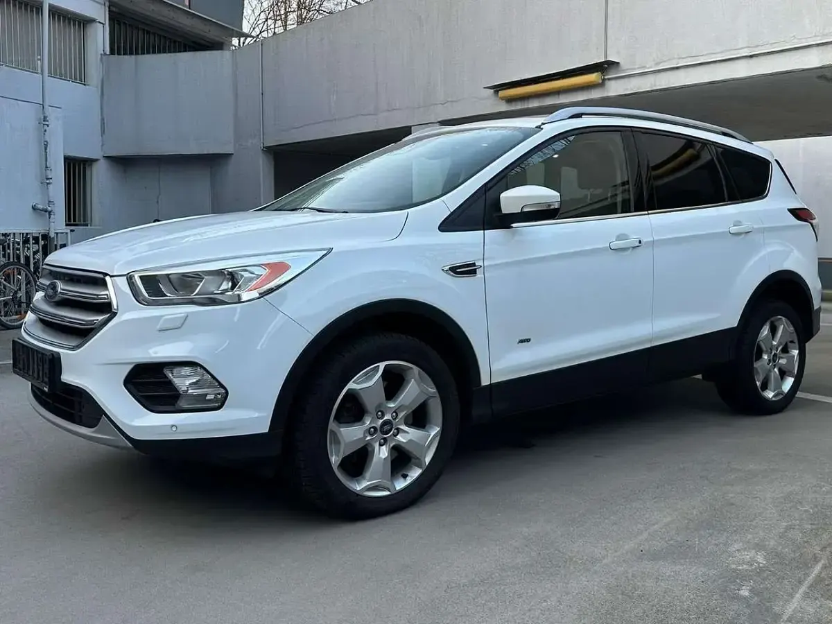 Gebraucht Ford Kuga Titanium 150 PS (110 kW) 2016 Frostweiß SUV