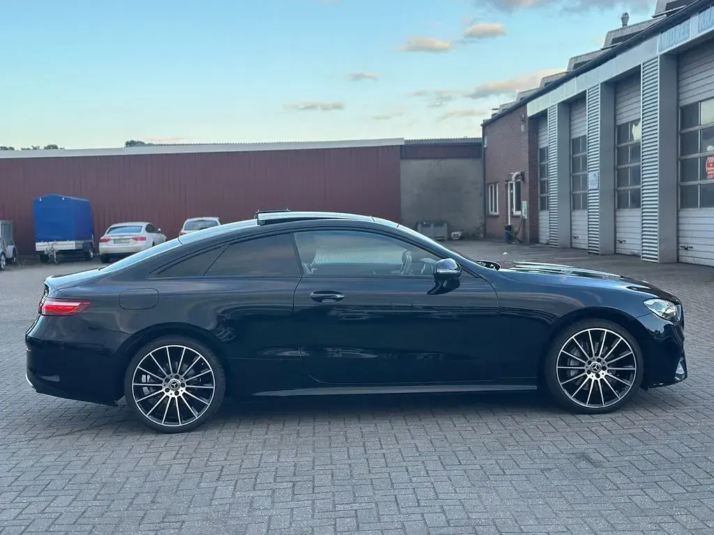 Gebraucht Mercedes E220 AMG 194 PS (142 kW) 2022 Schwarz Coupé