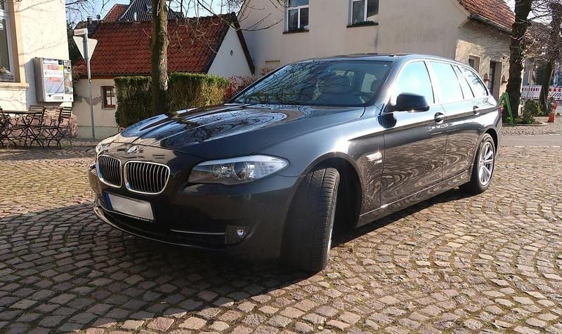 Gebraucht BMW 530 258 PS (189 kW) 2011 Grau Kombi