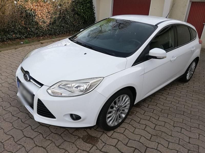 Gebraucht Ford Focus 101 PS (74 kW) 2012 Weiß Limousine