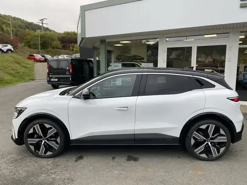Używany Renault Megane E-Tech Iconic 160 kW (218 KM) 2022 Biały Sedan/Limuzyna