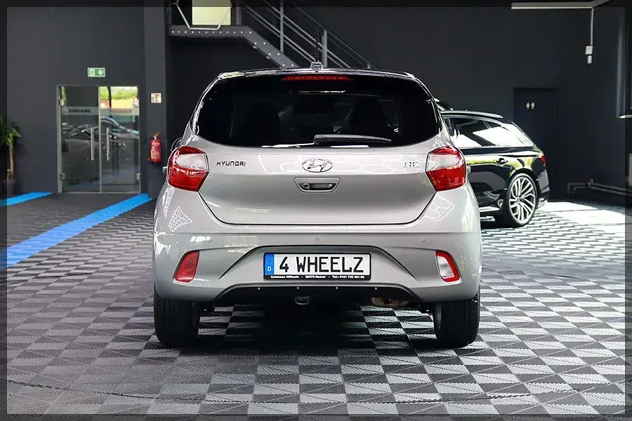Gebraucht Hyundai i10 Intro Edition 67 PS (49 kW) 2020 Grau Kleinwagen
