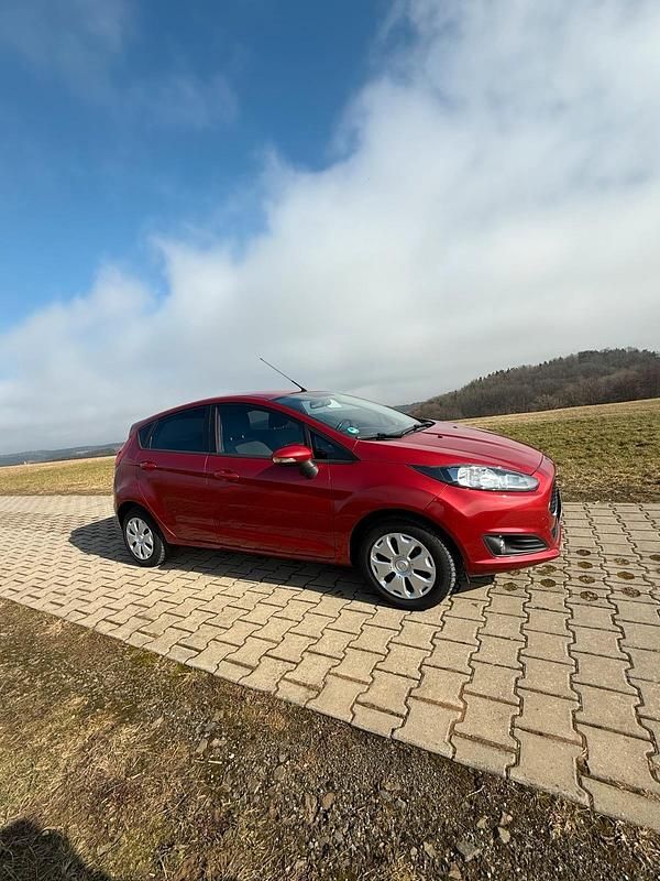 Gebraucht Ford Fiesta Trend 101 PS (74 kW) 2016 Rot Kleinwagen