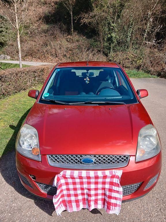 Gebraucht Ford Fiesta Ambiente 69 PS (50 kW) 2007 Rot Kleinwagen