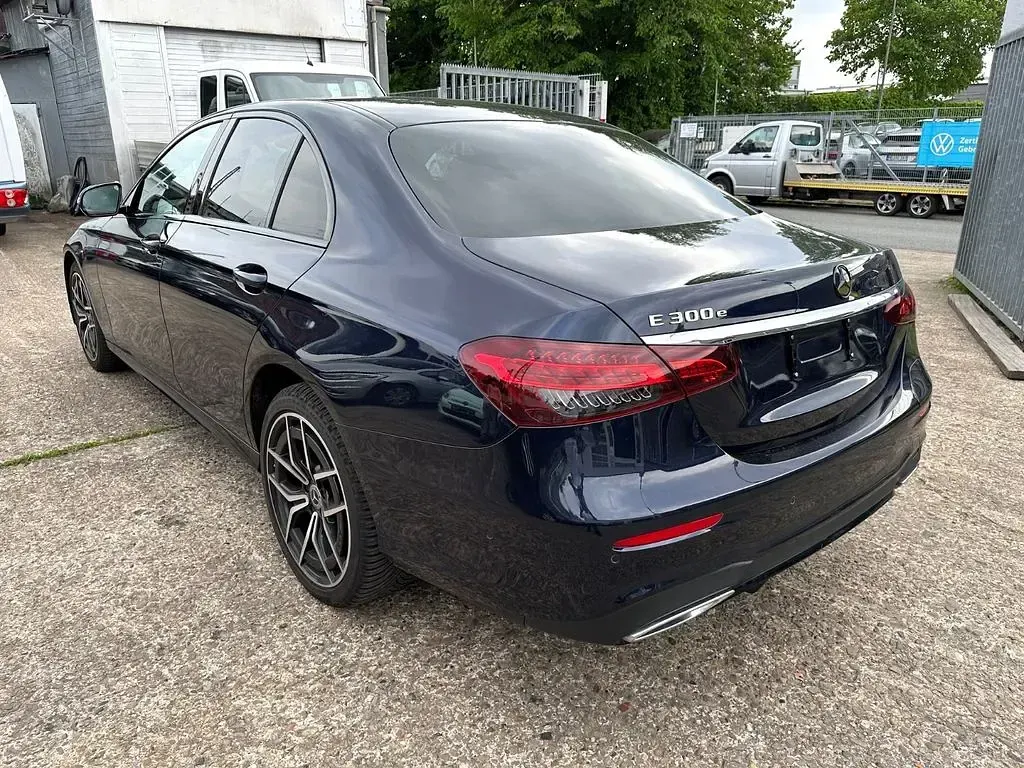 Gebraucht Mercedes E300 211 PS (155 kW) 2023 Blau Limousine