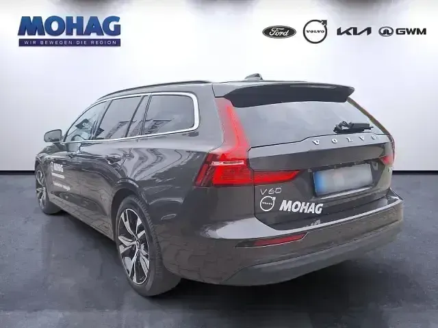 Gebraucht Volvo V60 Core 163 PS (119 kW) 2024 Grau Kombi