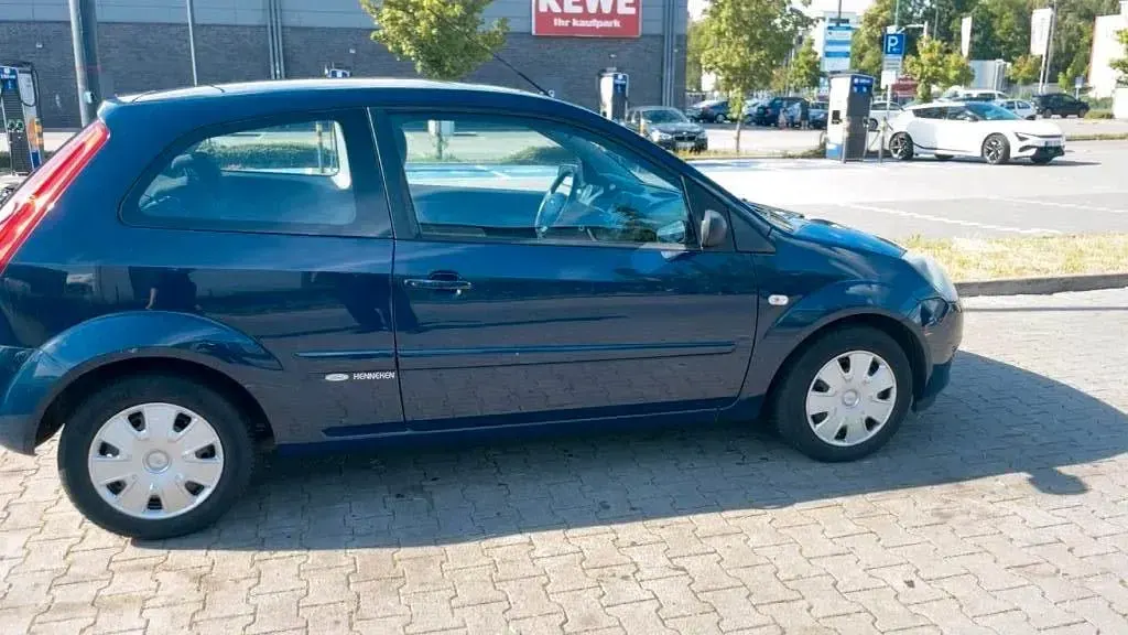 Gebraucht Ford Fiesta 70 PS (51 kW) 2008 Blau Kleinwagen