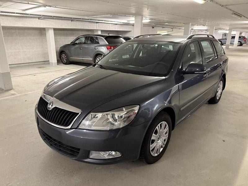 Gebraucht Skoda Octavia Ambition 105 PS (77 kW) 2012 Grau Kombi