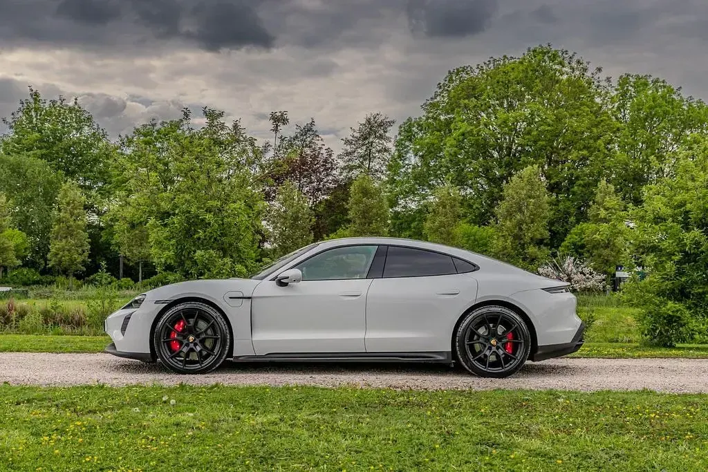 Second-hand Porsche Taycan GTS 380 kW (517 CP) 2023 Alb Berlinǎ