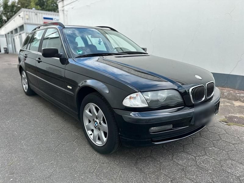Schwarz Gebraucht 2001 BMW 320 Kombi | 1.000 € (Superpreis) - Bild 1/4