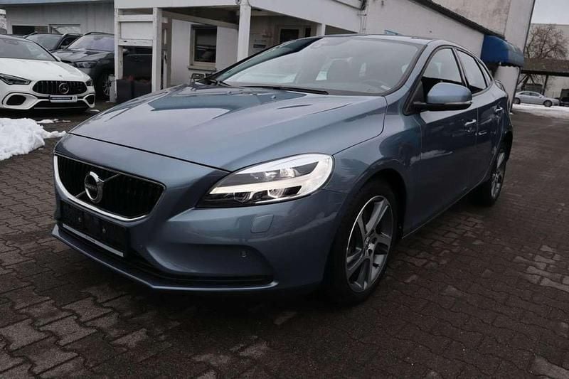 Gebraucht Volvo V40 Momentum 120 PS (88 kW) 2017 Mussel blue metallic Limousine