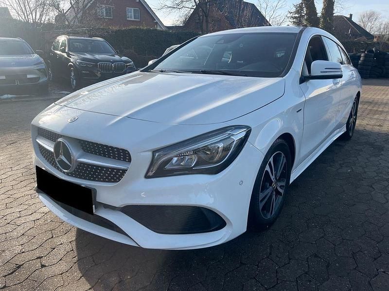Weiß Gebraucht 2018 Mercedes CLA200 Shooting Brake AMG Kombi | 21.900 € (Fairer Preis) - Bild 1/4