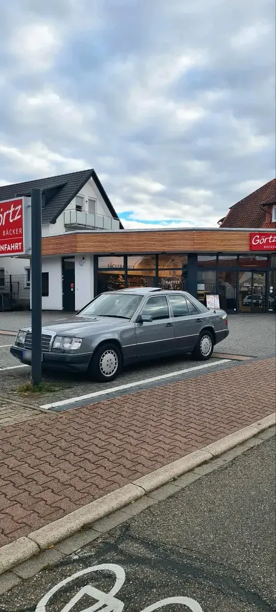 Second-hand Mercedes E300 179 CP (131 kW) 1990 Gri Berlinǎ