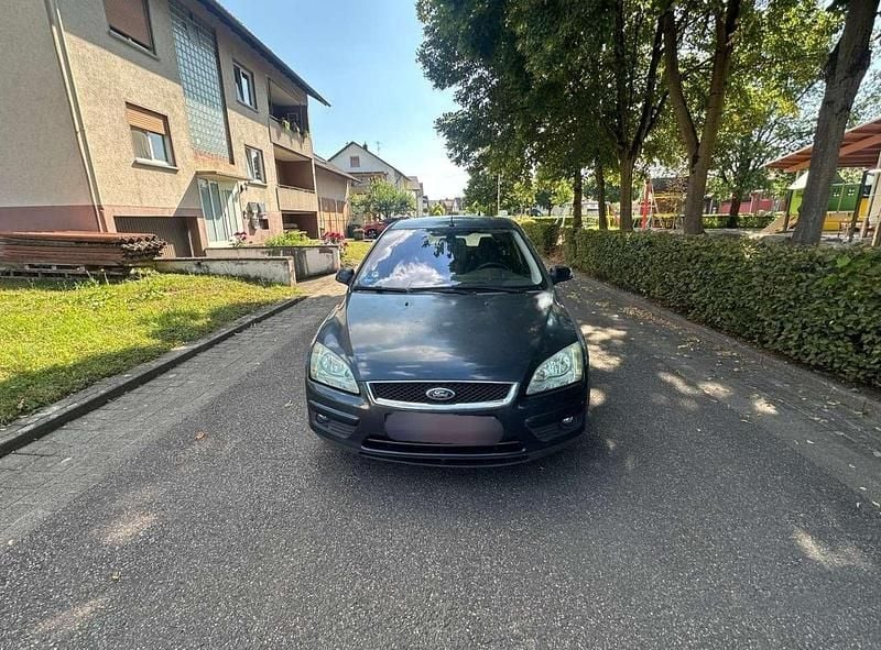 Royalgrau met. Gebraucht 2006 Ford Focus Ghia Kleinwagen | 1.350 € (Superpreis) - Bild 1/4