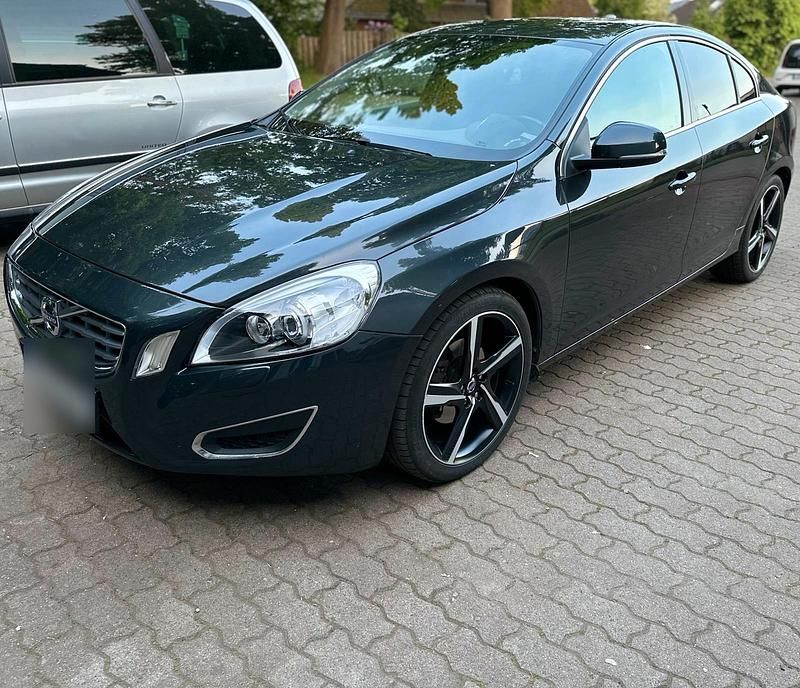 Grau Gebraucht 2013 Volvo S60 Limousine | 8.000 € (Etwas zu teuer) - Bild 1/4