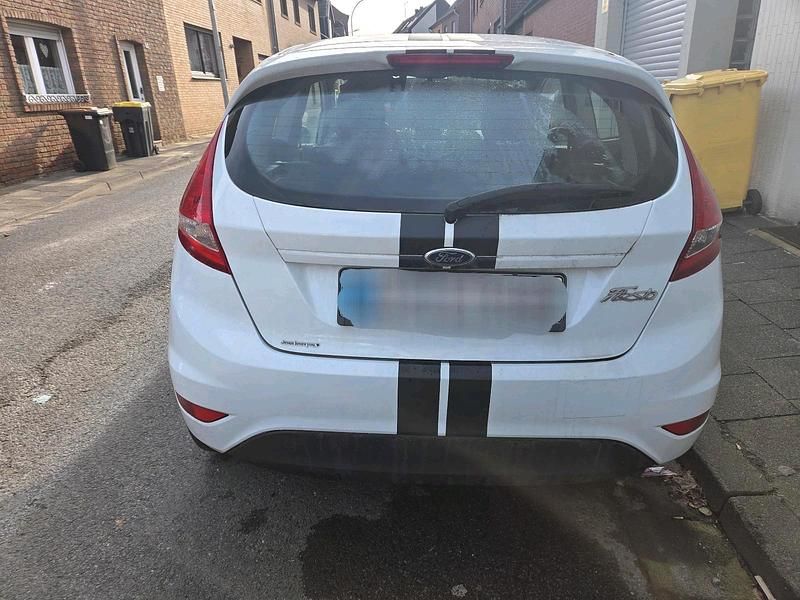 Gebraucht Ford Fiesta 60 PS (44 kW) 2012 Weiß Kleinwagen