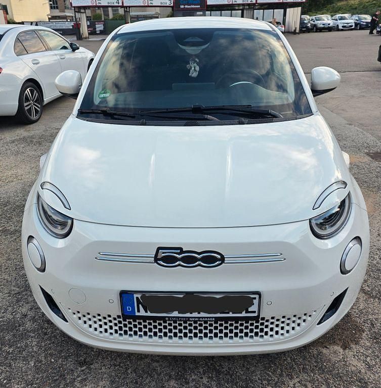 Weiß Gebraucht 2025 Fiat 500e Icon Limousine | 24.450 € (Guter Preis) - Bild 1/4
