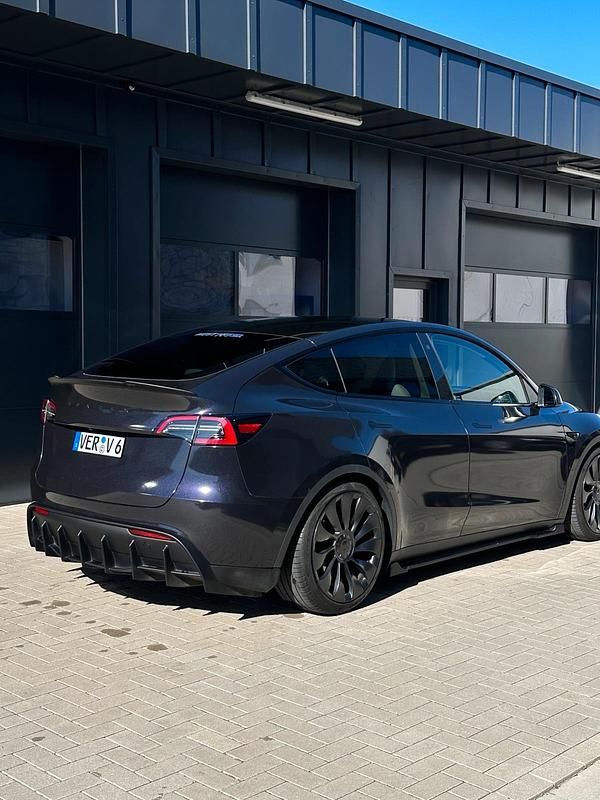 Weiß Gebraucht 2023 Tesla Model Y Long Range RWD SUV | 43.800 € (Teuer) - Bild 1/4