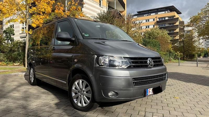 Grau Gebraucht 2011 VW T5 Team Van | 11.390 € - Bild 1/4