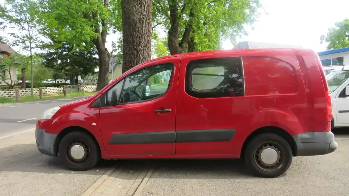 Gebraucht Peugeot Partner 90 PS (66 kW) 2011 Rot Van / Kleinbus