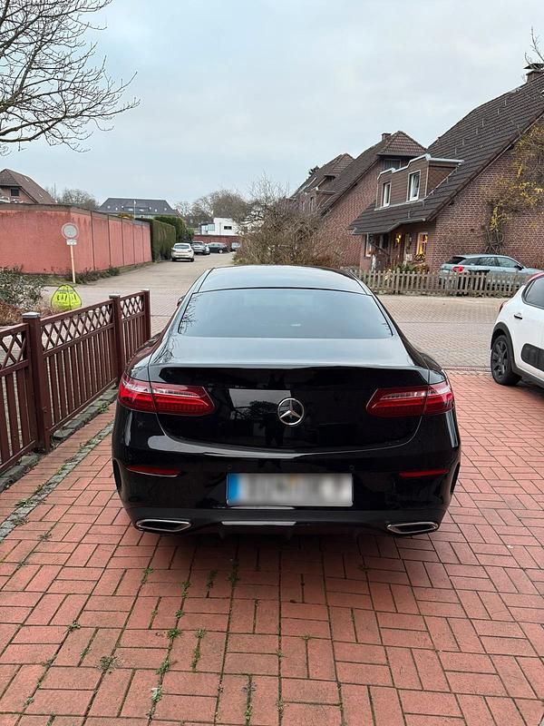 Gebraucht Mercedes E220 AMG 194 PS (142 kW) 2017 Schwarz Coupé