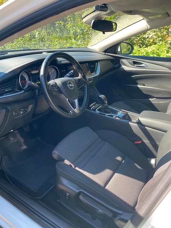 Weiß Gebraucht 2025 Opel Insignia Kombi | 11.000 € (Fairer Preis) - Bild 1/4