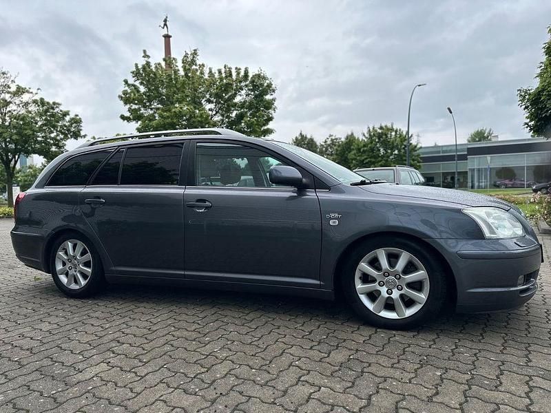 Grau Gebraucht 2006 Toyota Avensis Executive Kombi | 1.750 € (Fairer Preis) - Bild 1/4