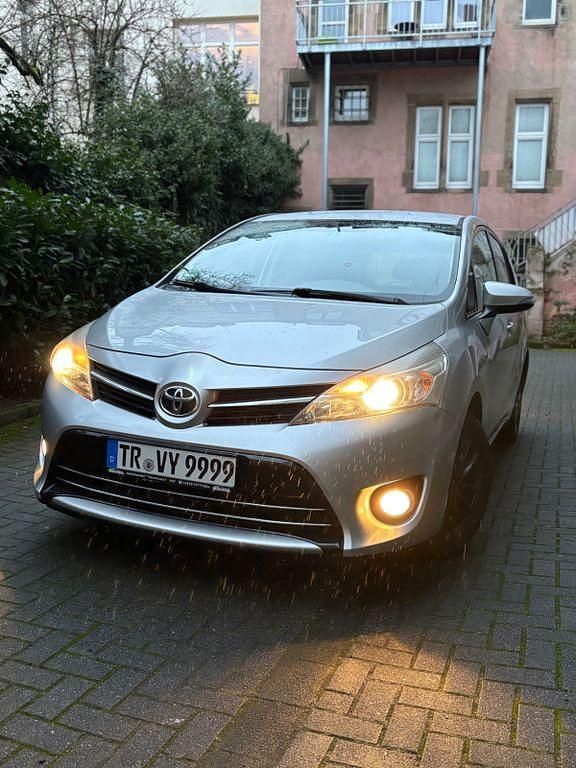 Silber Gebraucht 2015 Toyota Verso Executive Van / Kleinbus | 7.400 € (Fairer Preis) - Bild 1/4